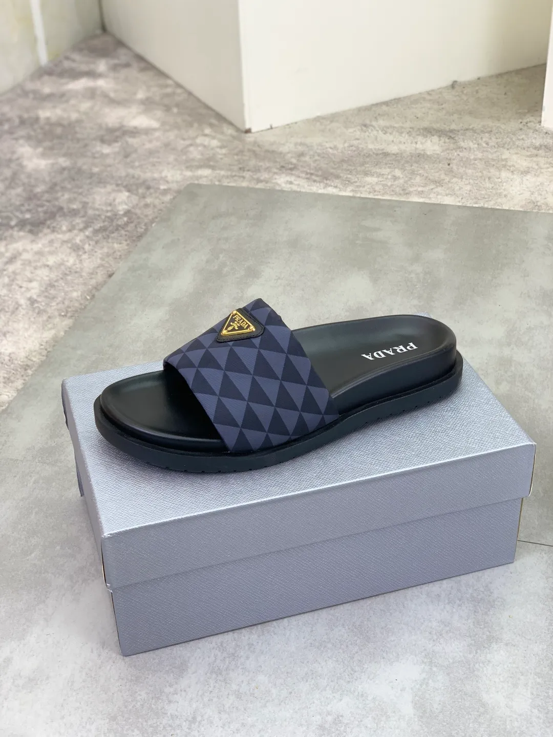 Men's shoes 💰P320💰【New style】🎁🎁🎁 PRADA Prada's new casual slippers, original official website, perfect workmanship, conveying a kind of noble luxury, sublimating its definition of luxury in Prada's high-end extraordinary craftsmanship. Original combination outsole, code number: 38-44 (45 customized) Multiple colors 🉑️ to choose from